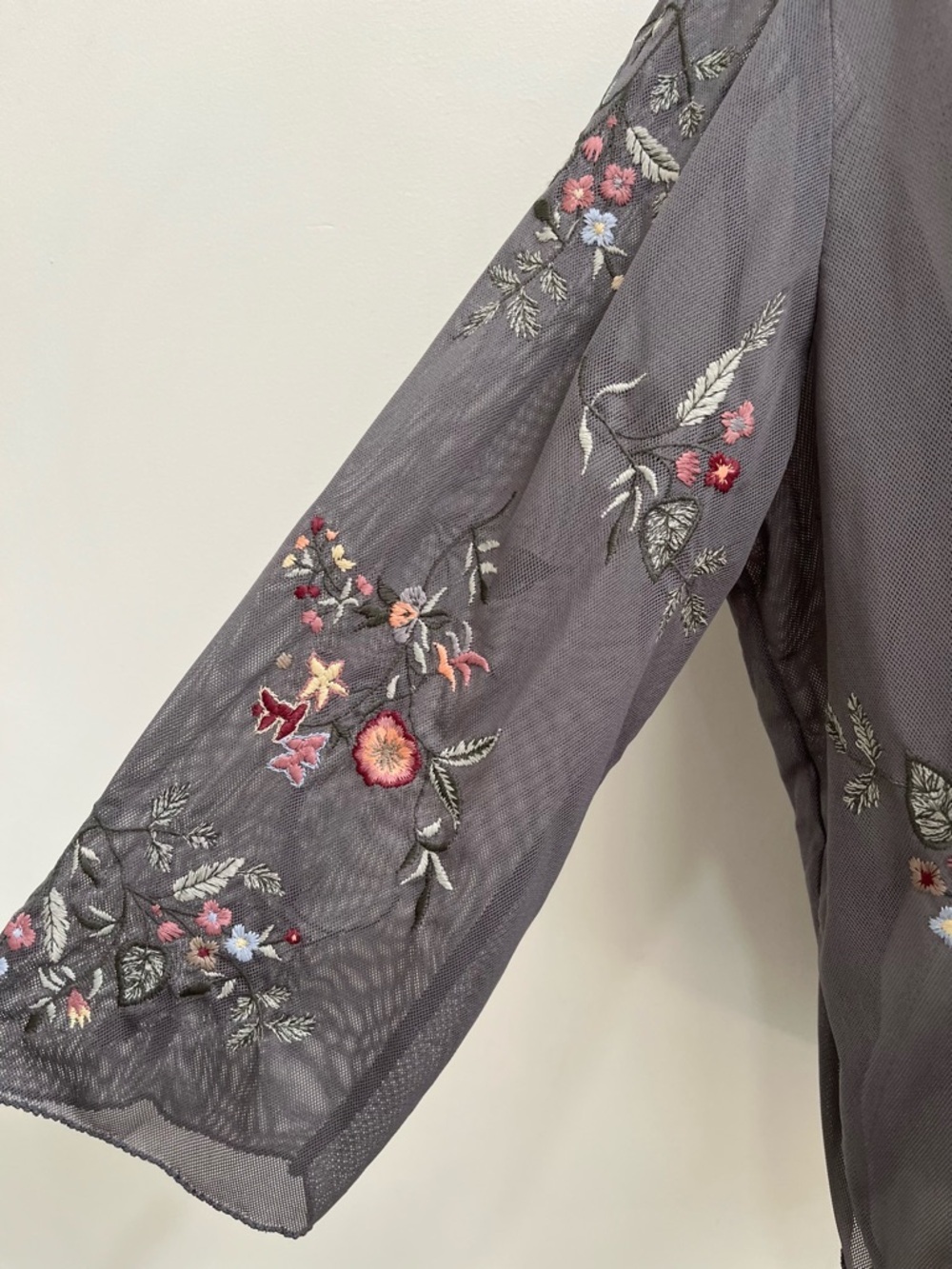 Vintage Y2K J.Jill Gray Mesh Floral Embroidered Ruffle Tie Front Top Topper XL - Picture 4 of 10